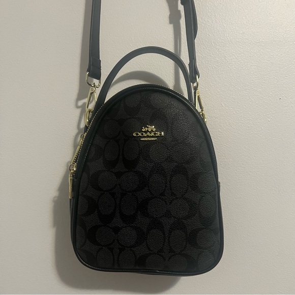 Selling my coach purse, new condition, no tears or damages. - Picture 3 of 4